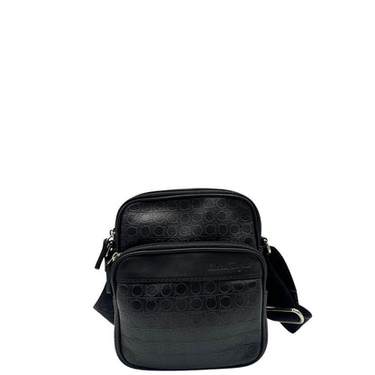 front Borsa Salvatore Ferragamo in pelle nera con motivo Gancini e parti metalliche argentate; munita di una tracolla in tessuto regolabile. Completa di dustbag, di lusso, originale, ottime condizioni, usato. 