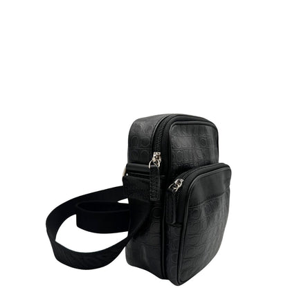 lato Borsa Salvatore Ferragamo in pelle nera con motivo Gancini e parti metalliche argentate; munita di una tracolla in tessuto regolabile. Completa di dustbag, di lusso, originale, ottime condizioni, usato. 