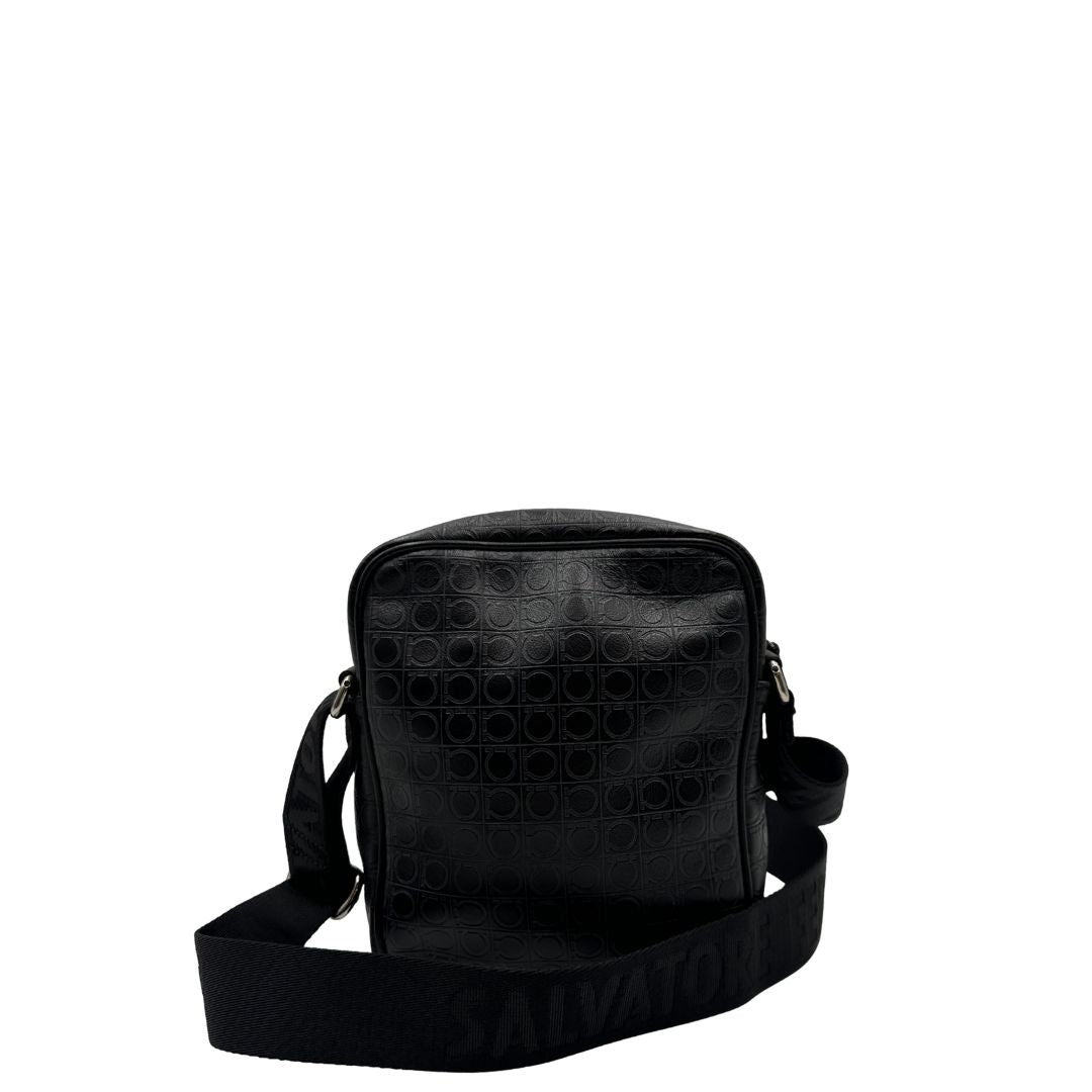 retro Borsa Salvatore Ferragamo in pelle nera con motivo Gancini e parti metalliche argentate; munita di una tracolla in tessuto regolabile. Completa di dustbag, di lusso, originale, ottime condizioni, usato. 