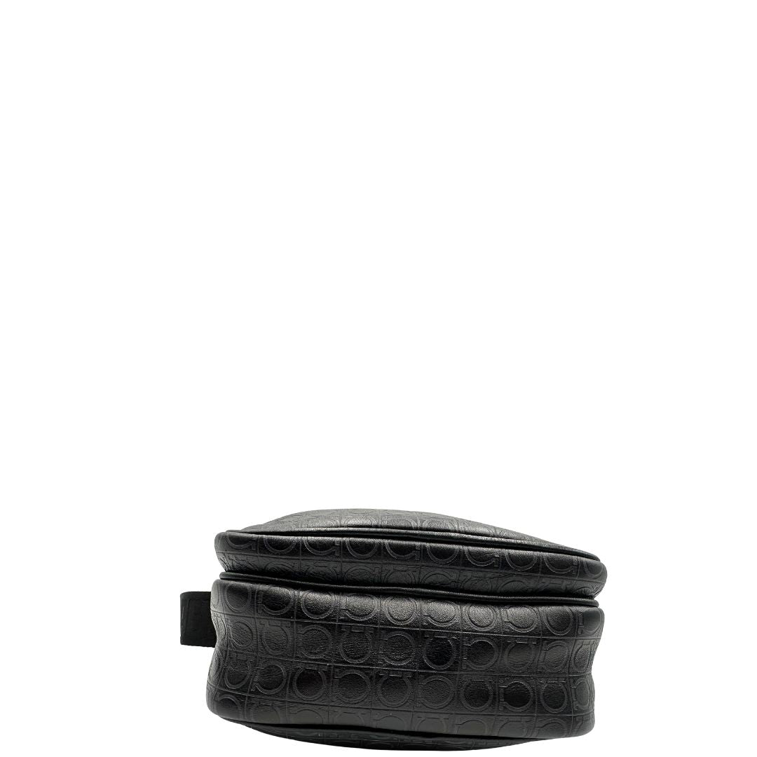 base Borsa Salvatore Ferragamo in pelle nera con motivo Gancini e parti metalliche argentate; munita di una tracolla in tessuto regolabile. Completa di dustbag, di lusso, originale, ottime condizioni, usato. 