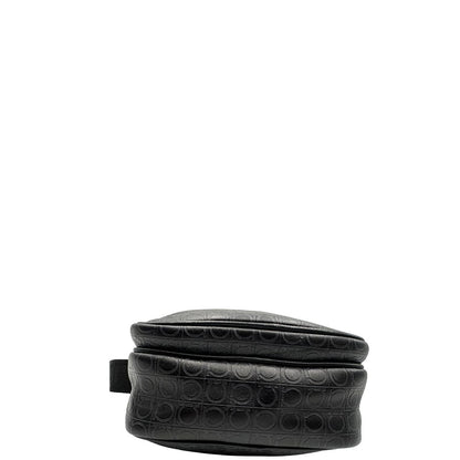 base Borsa Salvatore Ferragamo in pelle nera con motivo Gancini e parti metalliche argentate; munita di una tracolla in tessuto regolabile. Completa di dustbag, di lusso, originale, ottime condizioni, usato. 