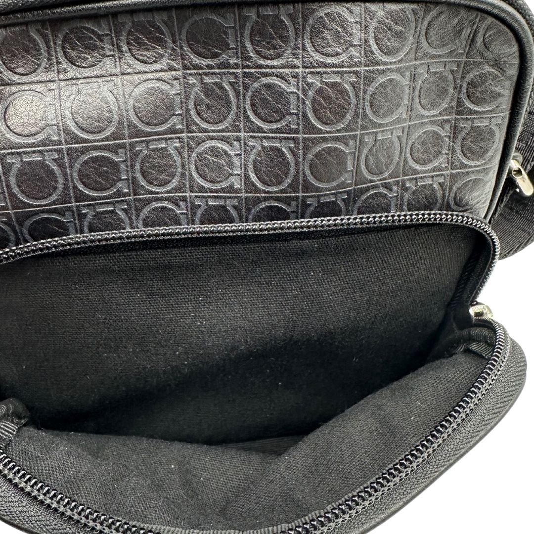 interno Borsa Salvatore Ferragamo in pelle nera con motivo Gancini e parti metalliche argentate; munita di una tracolla in tessuto regolabile. Completa di dustbag, di lusso, originale, ottime condizioni, usato. 