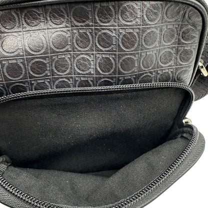 interno Borsa Salvatore Ferragamo in pelle nera con motivo Gancini e parti metalliche argentate; munita di una tracolla in tessuto regolabile. Completa di dustbag, di lusso, originale, ottime condizioni, usato. 