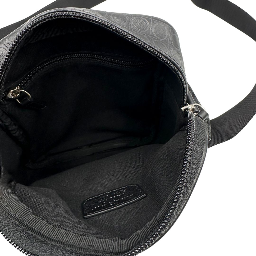 interno Borsa Salvatore Ferragamo in pelle nera con motivo Gancini e parti metalliche argentate; munita di una tracolla in tessuto regolabile. Completa di dustbag, di lusso, originale, ottime condizioni, usato. 