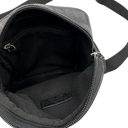 interno Borsa Salvatore Ferragamo in pelle nera con motivo Gancini e parti metalliche argentate; munita di una tracolla in tessuto regolabile. Completa di dustbag, di lusso, originale, ottime condizioni, usato. 