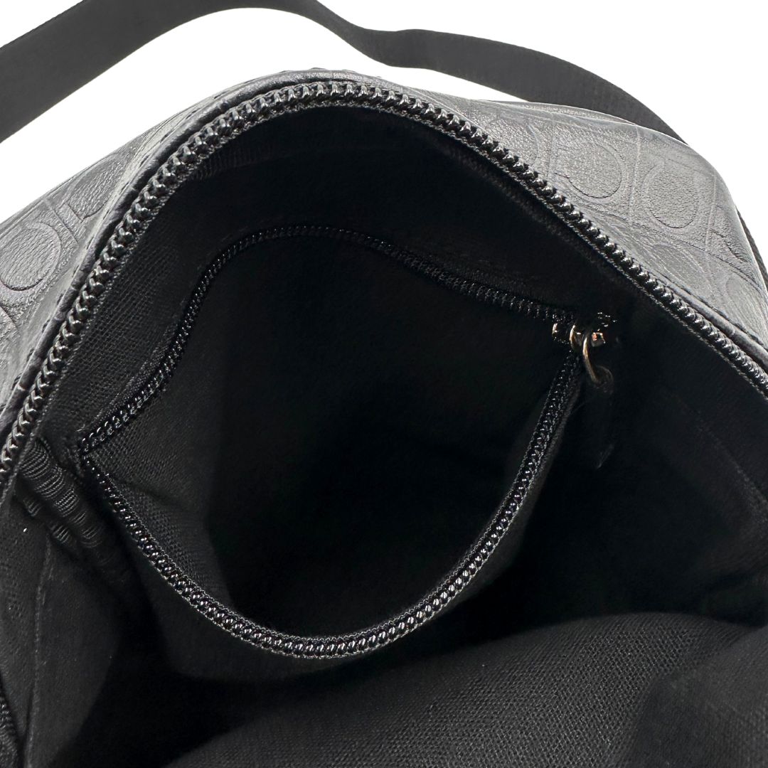 interno Borsa Salvatore Ferragamo in pelle nera con motivo Gancini e parti metalliche argentate; munita di una tracolla in tessuto regolabile. Completa di dustbag, di lusso, originale, ottime condizioni, usato.