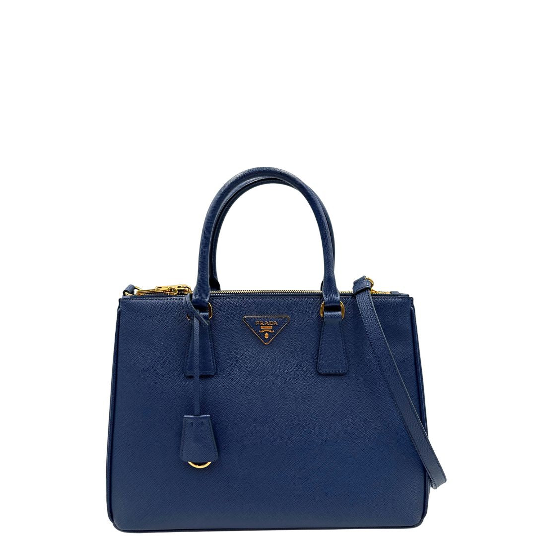 front Borsa Prada in pelle saffiano blu con parti metalliche dorate; munita di doppi manici stondati, una tracolla amovibile e regolabile e impreziosita da un portachiavi, usata, originale, ottime condizioni. 