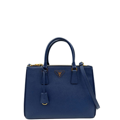 front Borsa Prada in pelle saffiano blu con parti metalliche dorate; munita di doppi manici stondati, una tracolla amovibile e regolabile e impreziosita da un portachiavi, usata, originale, ottime condizioni. 