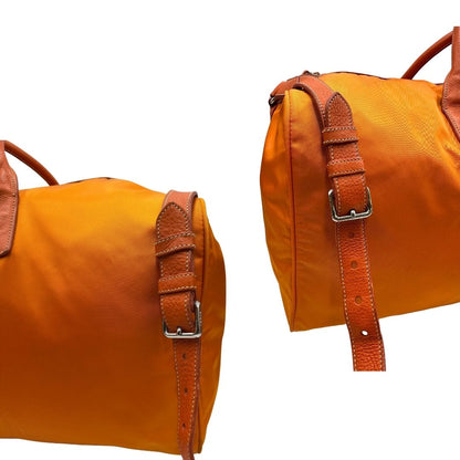 angoli Borsone Prada in nylon arancione con finiture in pelle tono su tono e parti metalliche argentate; munita di doppi manici stondati e una tracolla leggermente regolabile, di lusso, originale, ottime condizioni, usata.