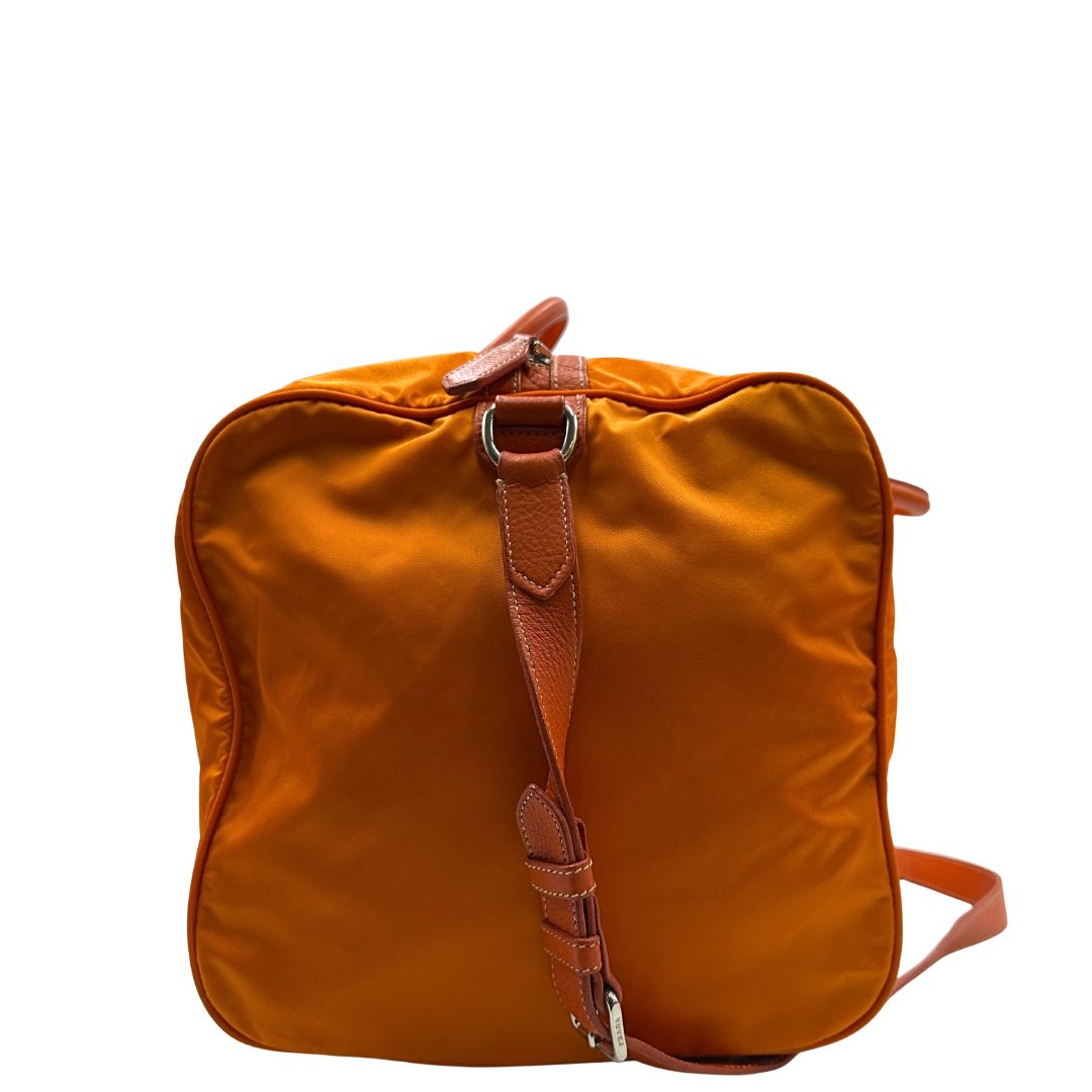 lato Borsone Prada in nylon arancione con finiture in pelle tono su tono e parti metalliche argentate; munita di doppi manici stondati e una tracolla leggermente regolabile, di lusso, originale, ottime condizioni, usata. 