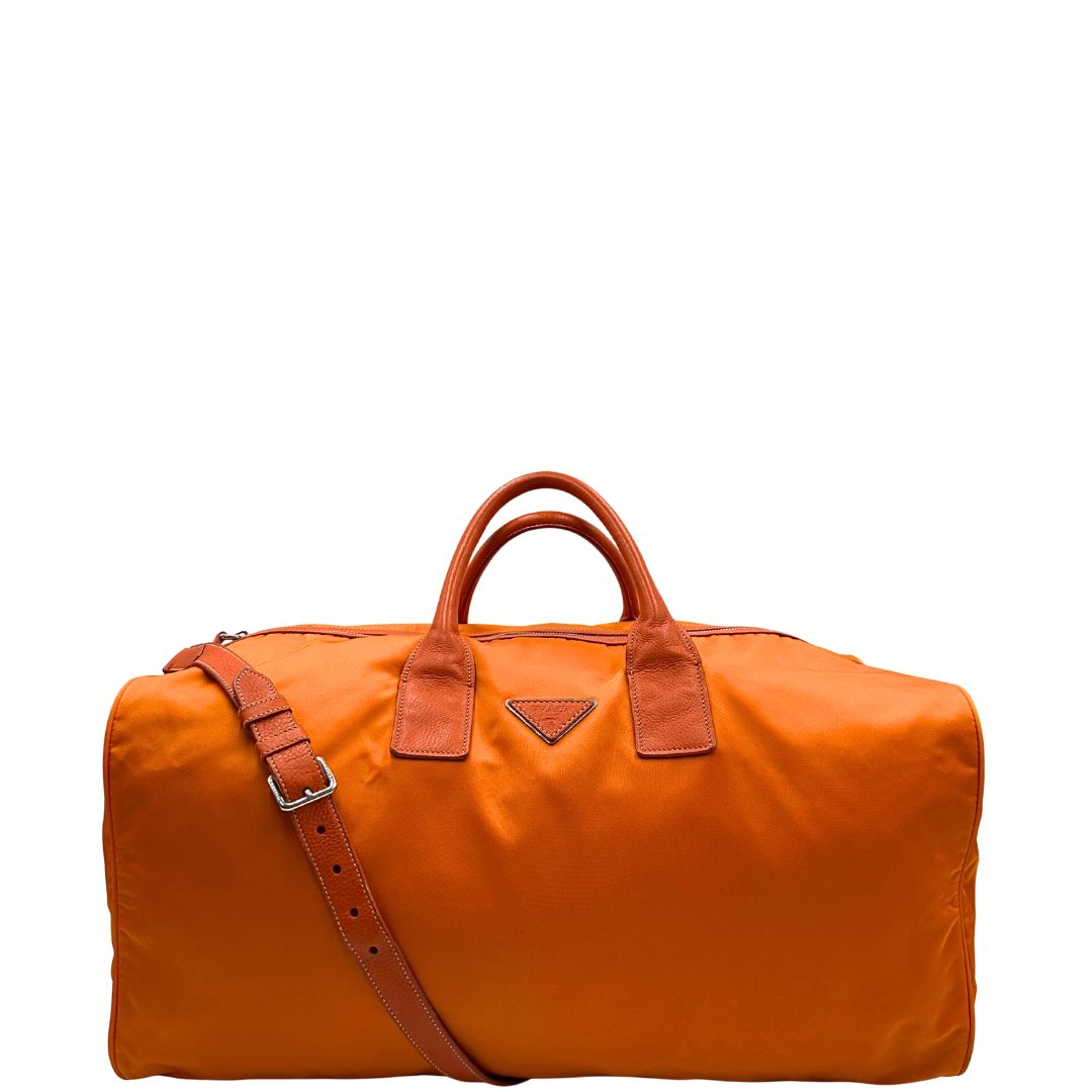 front Borsone Prada in nylon arancione con finiture in pelle tono su tono e parti metalliche argentate; munita di doppi manici stondati e una tracolla leggermente regolabile, di lusso, originale, ottime condizioni, usata. 