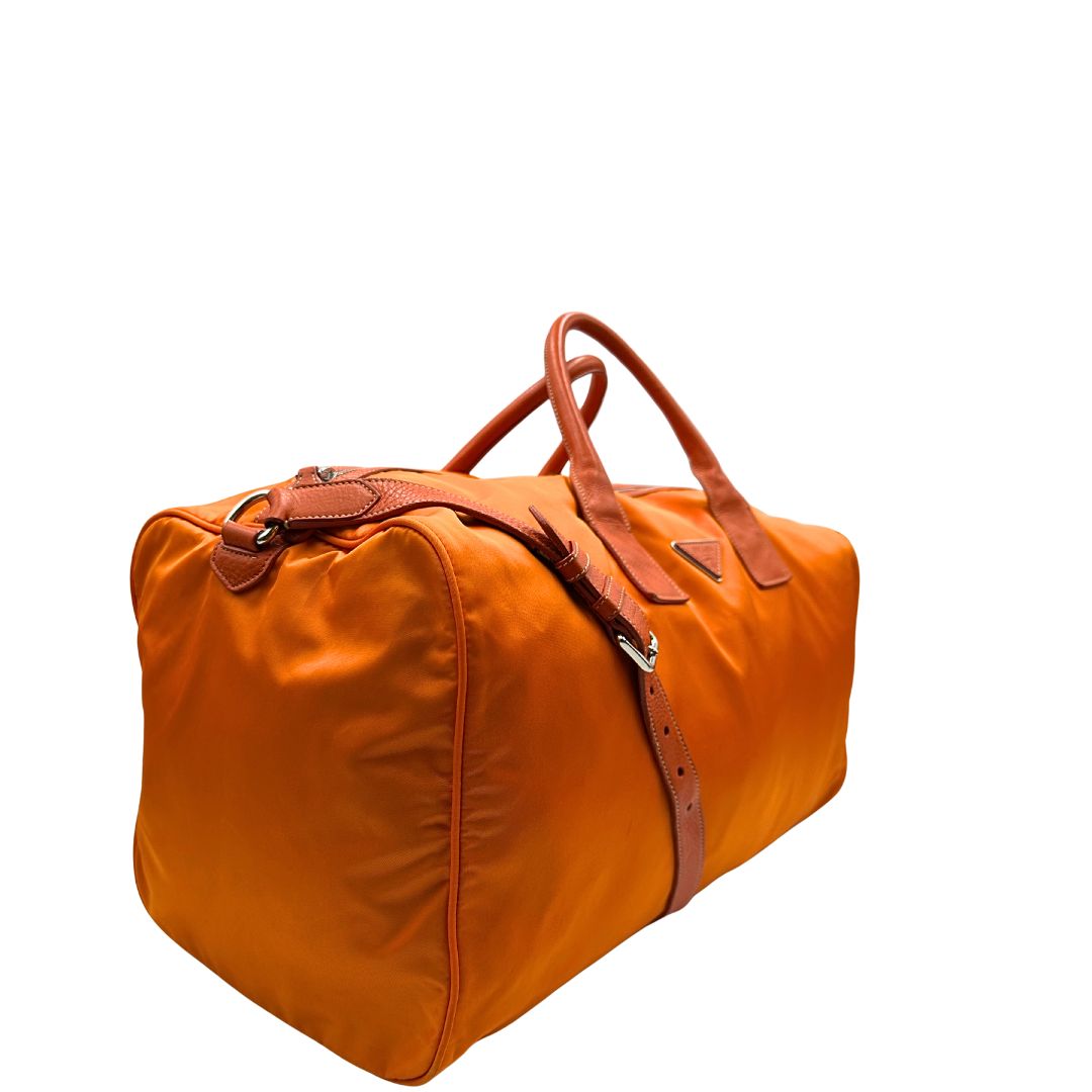 lato Borsone Prada in nylon arancione con finiture in pelle tono su tono e parti metalliche argentate; munita di doppi manici stondati e una tracolla leggermente regolabile, di lusso, originale, ottime condizioni, usata. 