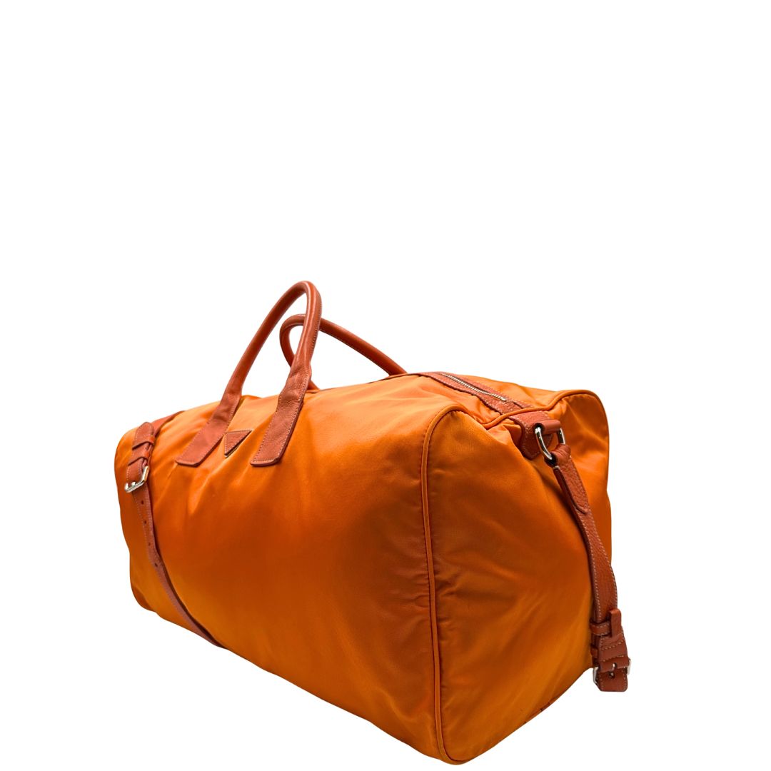 lato Borsone Prada in nylon arancione con finiture in pelle tono su tono e parti metalliche argentate; munita di doppi manici stondati e una tracolla leggermente regolabile, di lusso, originale, ottime condizioni, usata.