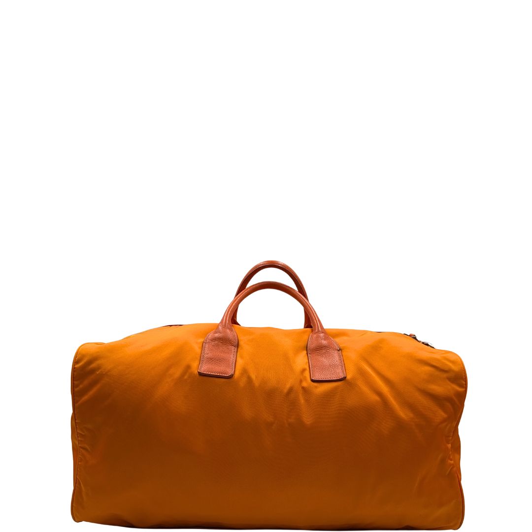 retro Borsone Prada in nylon arancione con finiture in pelle tono su tono e parti metalliche argentate; munita di doppi manici stondati e una tracolla leggermente regolabile, di lusso, originale, ottime condizioni, usata.