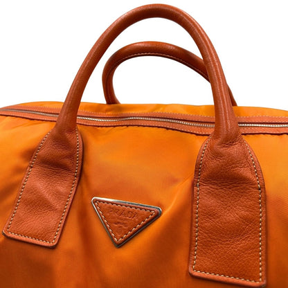 manici Borsone Prada in nylon arancione con finiture in pelle tono su tono e parti metalliche argentate; munita di doppi manici stondati e una tracolla leggermente regolabile, di lusso, originale, ottime condizioni, usata. 