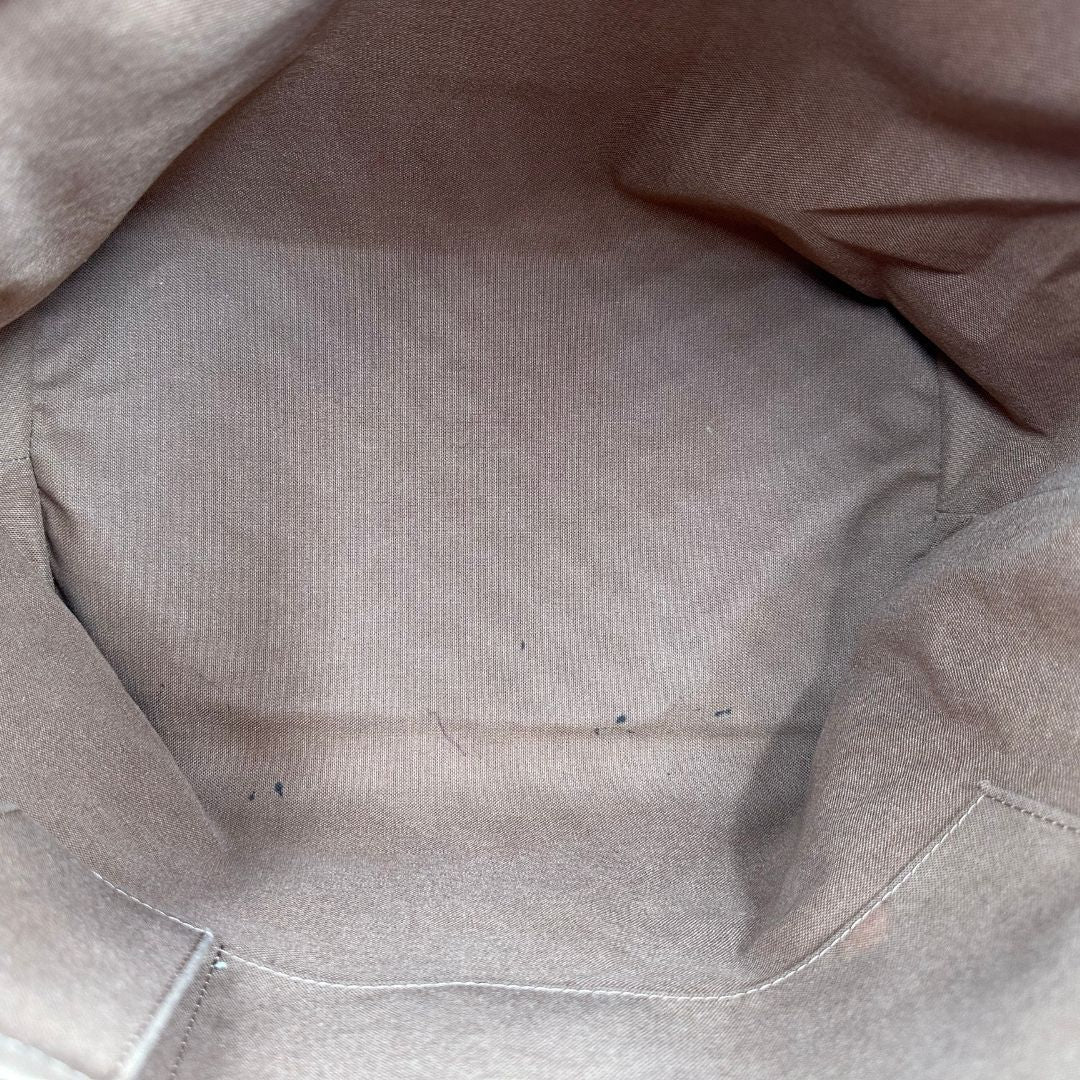 interno Borsa Palermo GM Louis Vuitton in canvas marrone monogram con finiture in vacchetta naturale e parti metalliche dorate; munita di doppi manici, indossabile a spalla. Completa di dustbag, di lusso, originale, ottime condizioni, usata. 