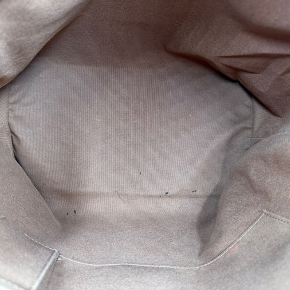 interno Borsa Palermo GM Louis Vuitton in canvas marrone monogram con finiture in vacchetta naturale e parti metalliche dorate; munita di doppi manici, indossabile a spalla. Completa di dustbag, di lusso, originale, ottime condizioni, usata. 