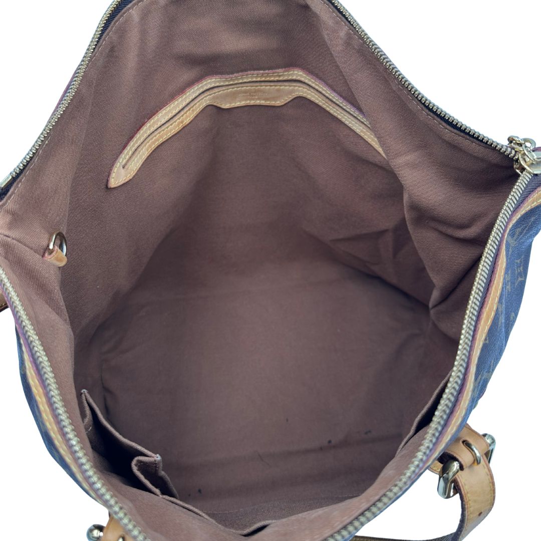 interno Borsa Palermo GM Louis Vuitton in canvas marrone monogram con finiture in vacchetta naturale e parti metalliche dorate; munita di doppi manici, indossabile a spalla. Completa di dustbag, di lusso, originale, ottime condizioni, usata. 