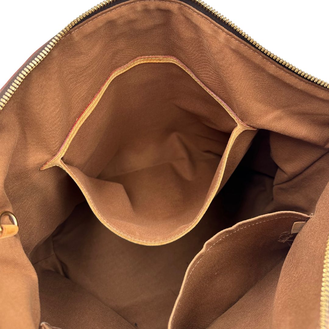 interno Borsa Palermo GM Louis Vuitton in canvas marrone monogram con finiture in vacchetta naturale e parti metalliche dorate; munita di doppi manici, indossabile a spalla. Completa di dustbag, di lusso, originale, ottime condizioni, usata. 