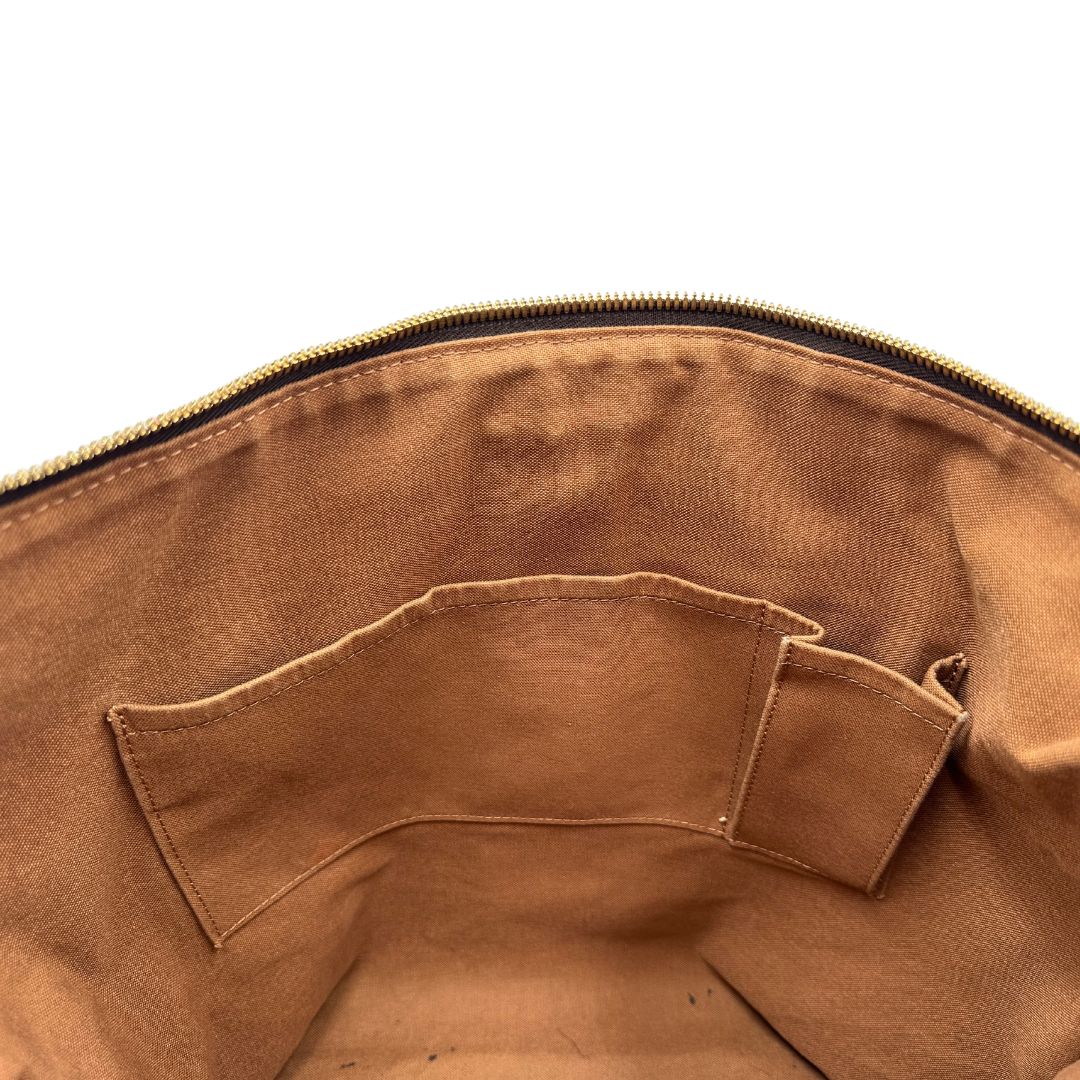 interno Borsa Palermo GM Louis Vuitton in canvas marrone monogram con finiture in vacchetta naturale e parti metalliche dorate; munita di doppi manici, indossabile a spalla. Completa di dustbag, di lusso, originale, ottime condizioni, usata. 