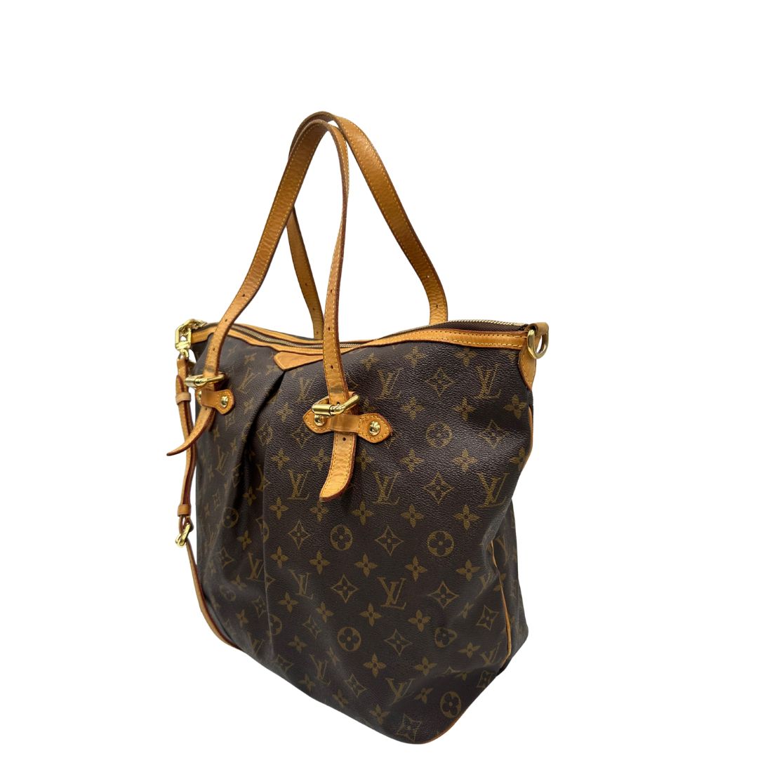 lato Borsa Palermo GM Louis Vuitton in canvas marrone monogram con finiture in vacchetta naturale e parti metalliche dorate; munita di doppi manici, indossabile a spalla. Completa di dustbag, di lusso, originale, ottime condizioni, usata. 