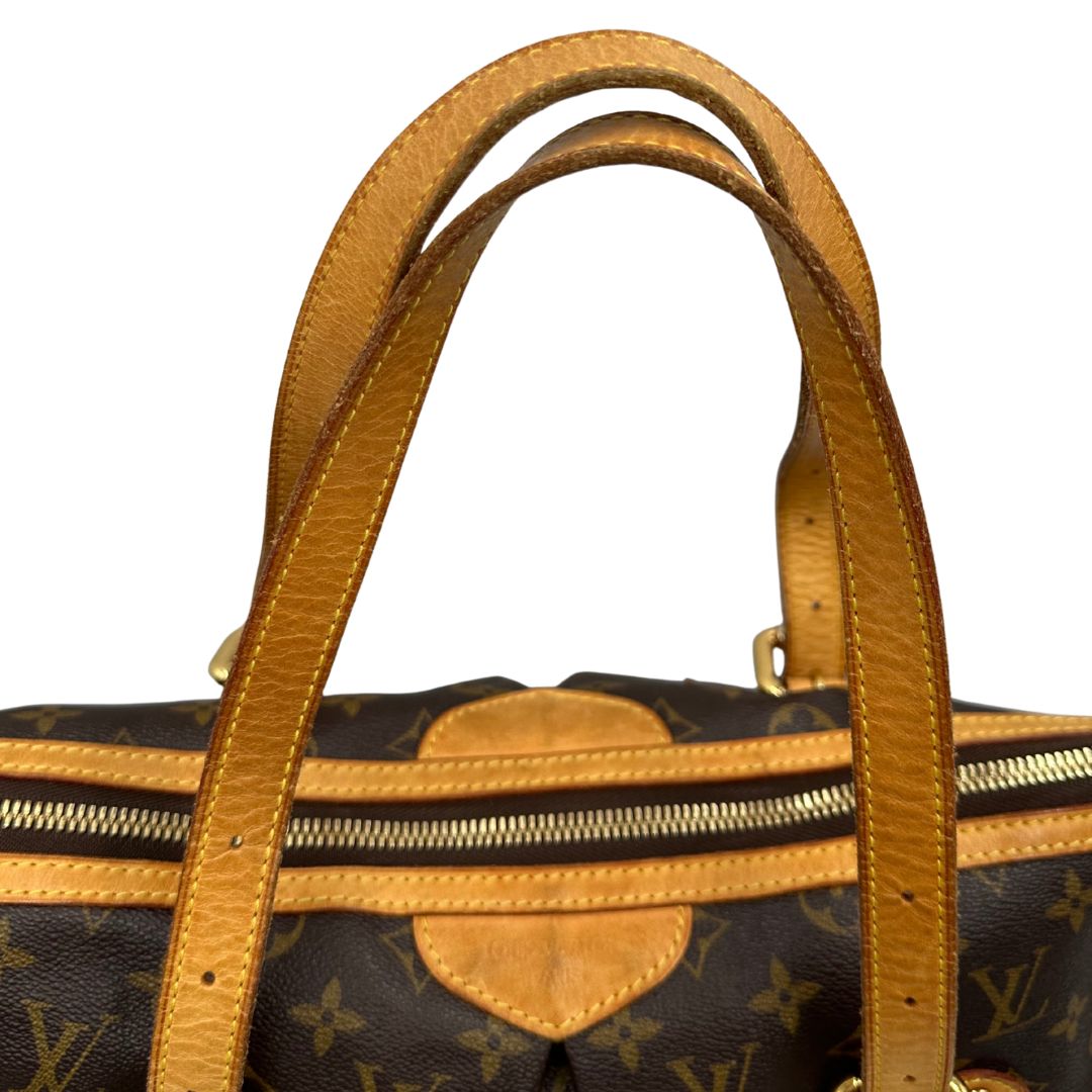 manici Borsa Palermo GM Louis Vuitton in canvas marrone monogram con finiture in vacchetta naturale e parti metalliche dorate; munita di doppi manici, indossabile a spalla. Completa di dustbag, di lusso, originale, ottime condizioni, usata.