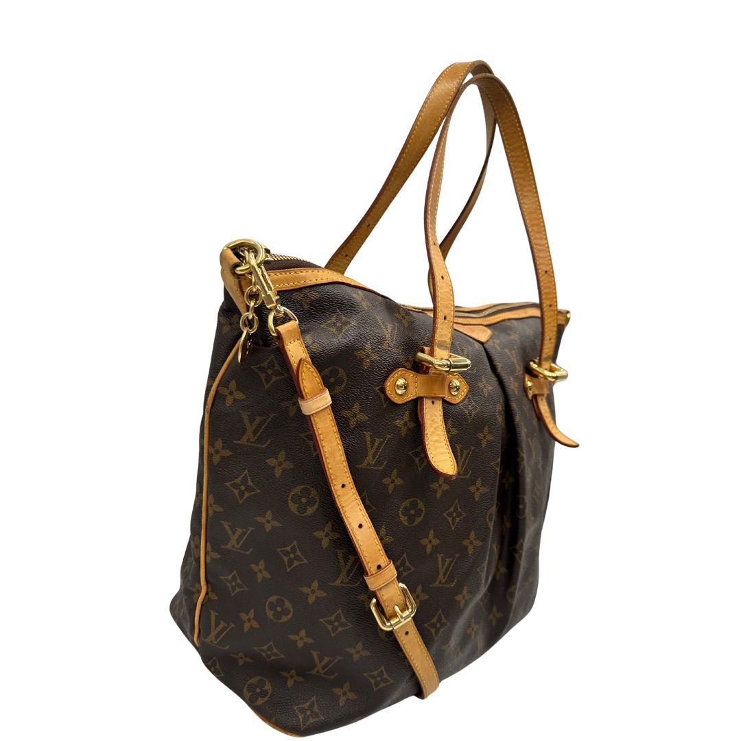 lato Borsa Palermo GM Louis Vuitton in canvas marrone monogram con finiture in vacchetta naturale e parti metalliche dorate; munita di doppi manici, indossabile a spalla. Completa di dustbag, di lusso, originale, ottime condizioni, usata. 