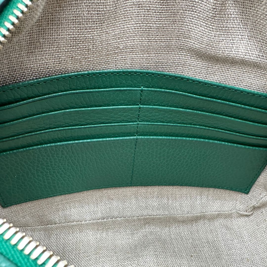 interno  Borsa Gucci in tessuto GG beige con finiture in pelle verdi e parti metalliche dorate; munita di una tracolla regolabile. Full set, di lusso, originale, ottime condizioni. 