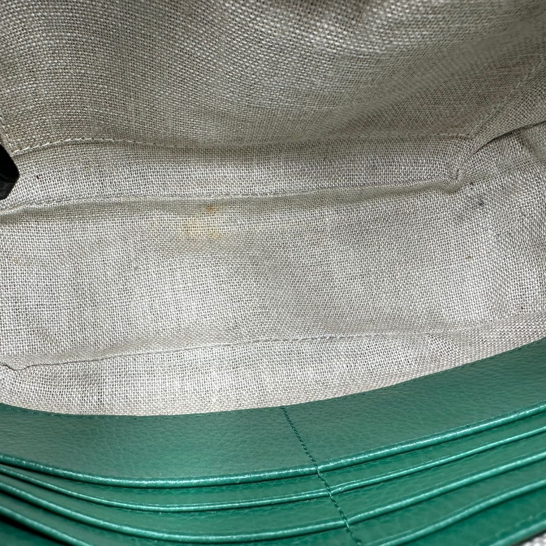 interno  Borsa Gucci in tessuto GG beige con finiture in pelle verdi e parti metalliche dorate; munita di una tracolla regolabile. Full set, di lusso, originale, ottime condizioni. 