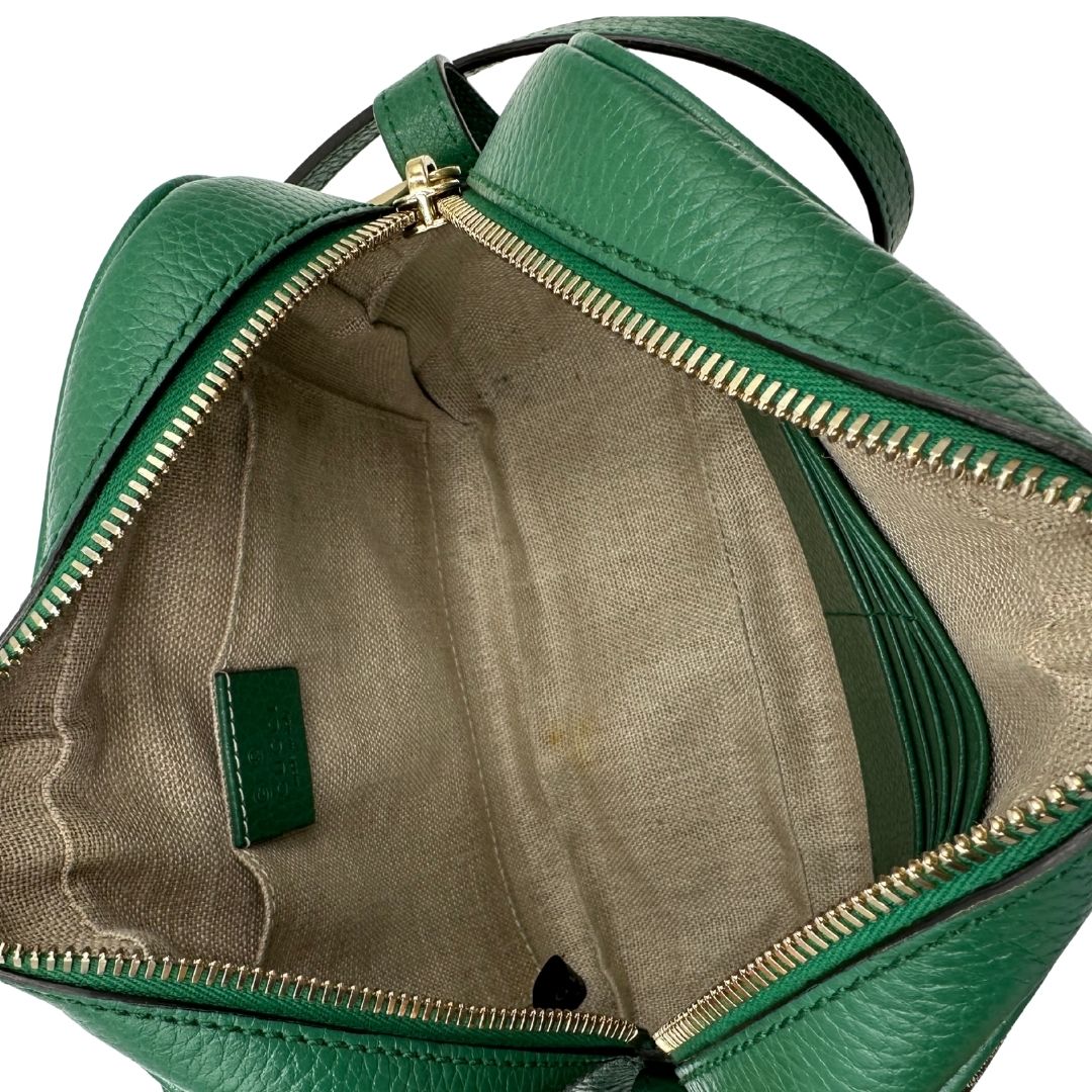 interno  Borsa Gucci in tessuto GG beige con finiture in pelle verdi e parti metalliche dorate; munita di una tracolla regolabile. Full set, di lusso, originale, ottime condizioni. 