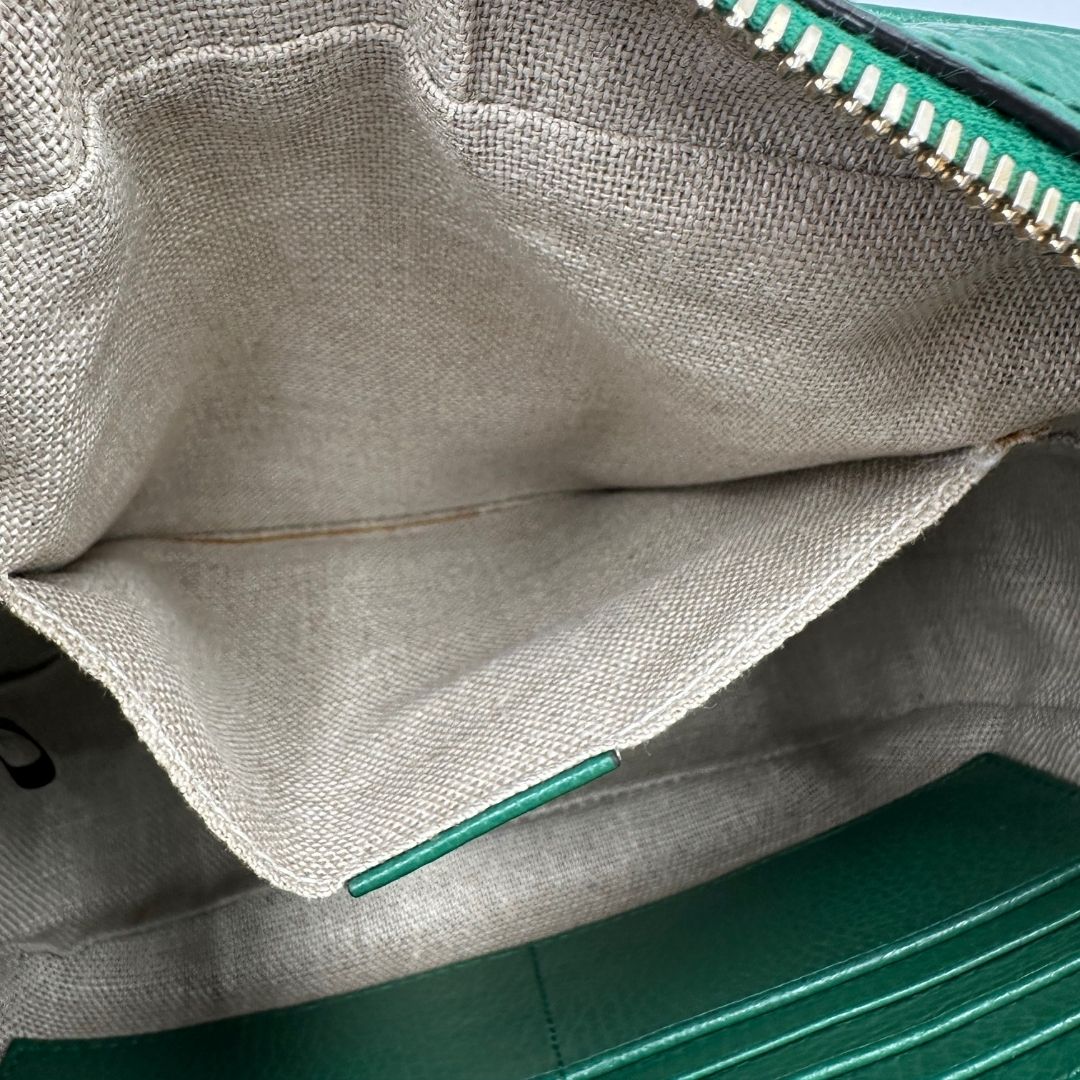 interno  Borsa Gucci in tessuto GG beige con finiture in pelle verdi e parti metalliche dorate; munita di una tracolla regolabile. Full set, di lusso, originale, ottime condizioni. 