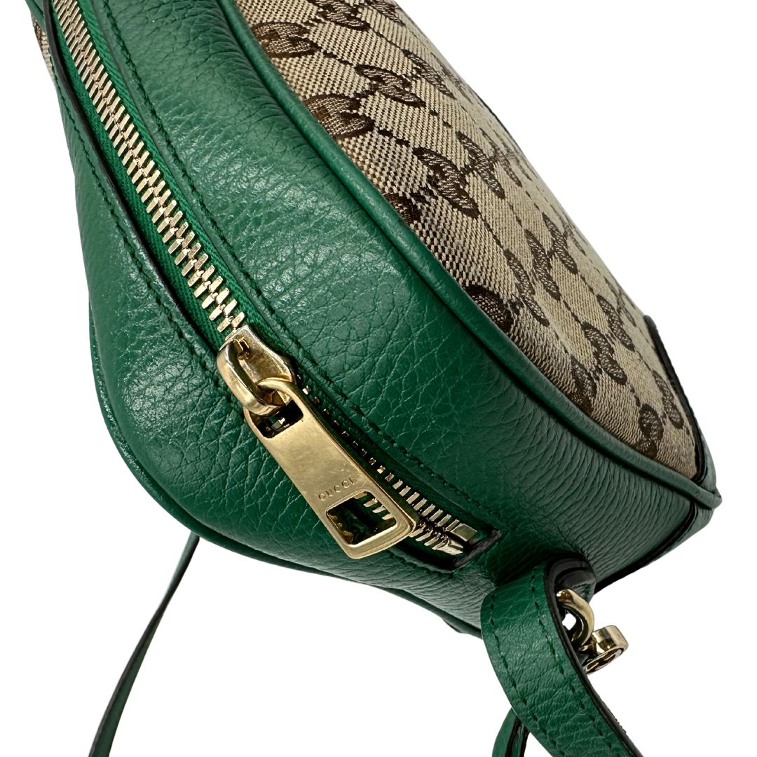 angolo  Borsa Gucci in tessuto GG beige con finiture in pelle verdi e parti metalliche dorate; munita di una tracolla regolabile. Full set, di lusso, originale, ottime condizioni. 