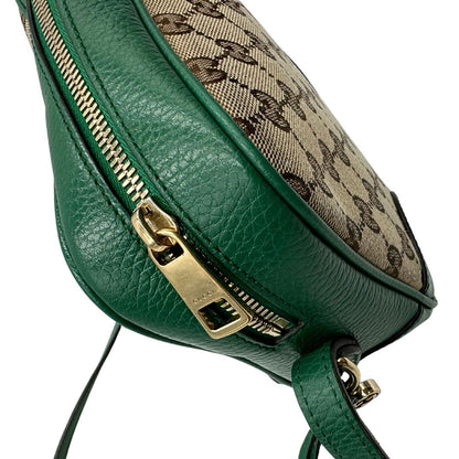 angolo  Borsa Gucci in tessuto GG beige con finiture in pelle verdi e parti metalliche dorate; munita di una tracolla regolabile. Full set, di lusso, originale, ottime condizioni. 