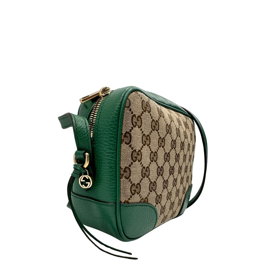 lato  Borsa Gucci in tessuto GG beige con finiture in pelle verdi e parti metalliche dorate; munita di una tracolla regolabile. Full set, di lusso, originale, ottime condizioni.