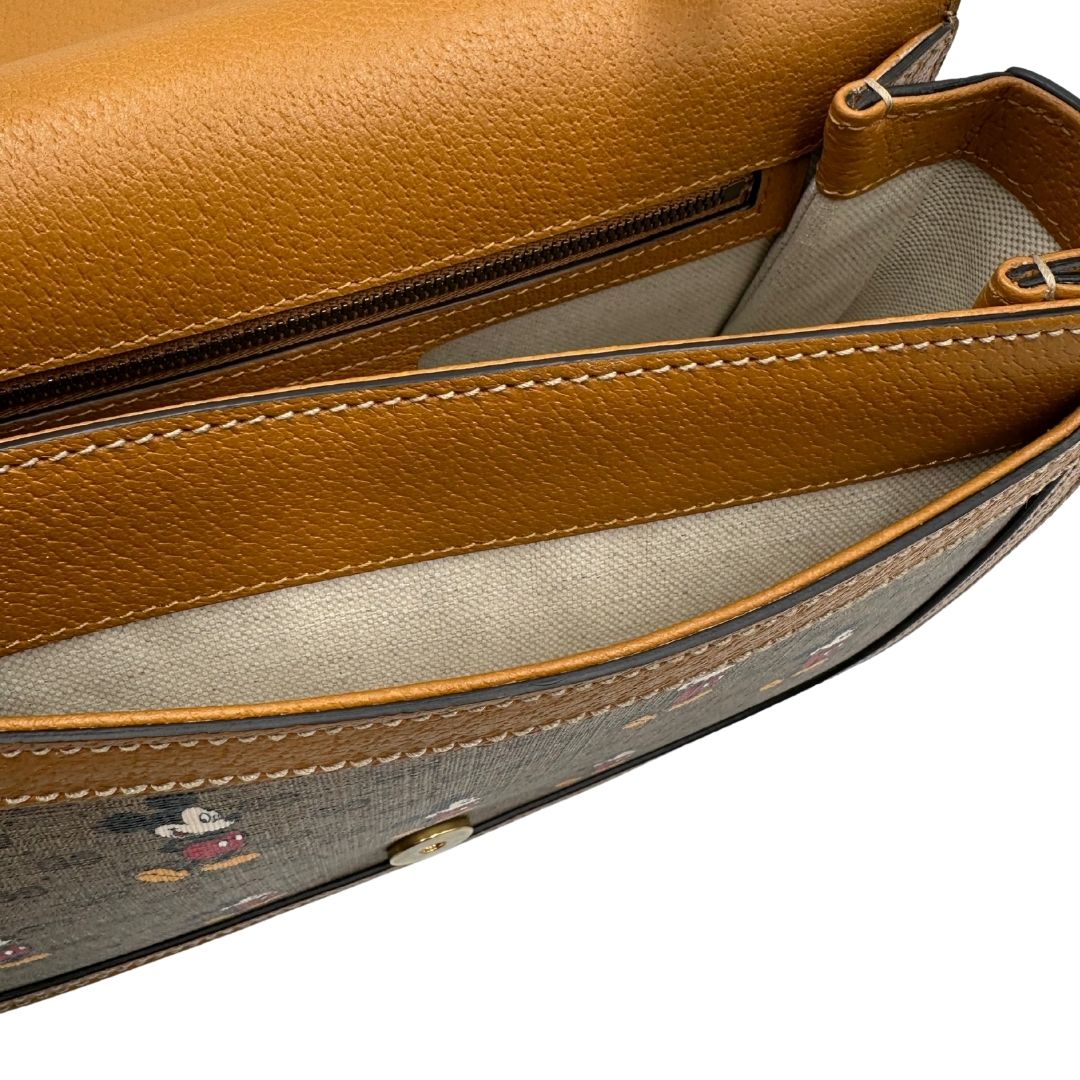 interno Borsa Gucci  in canvas GG mini marrone con finiture in pelle tono su tono e parti metalliche dorate; stampa di topolino sul canvas, munita di una tracolla regolabile. Completa di dustbag, di lusso, eccellenti condizioni, usata. 