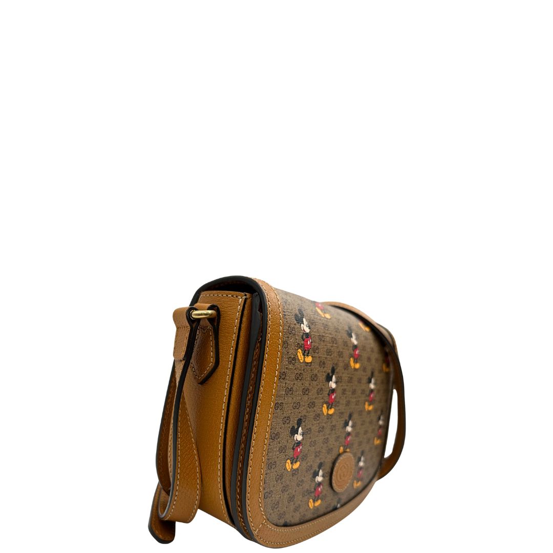 lato Borsa Gucci  in canvas GG mini marrone con finiture in pelle tono su tono e parti metalliche dorate; stampa di topolino sul canvas, munita di una tracolla regolabile. Completa di dustbag, di lusso, eccellenti condizioni, usata. 