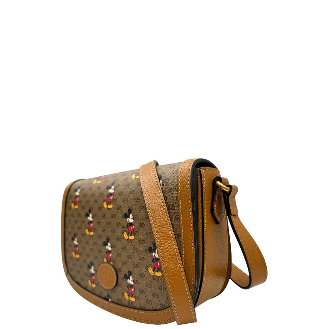 lato Borsa Gucci  in canvas GG mini marrone con finiture in pelle tono su tono e parti metalliche dorate; stampa di topolino sul canvas, munita di una tracolla regolabile. Completa di dustbag, di lusso, eccellenti condizioni, usata. 