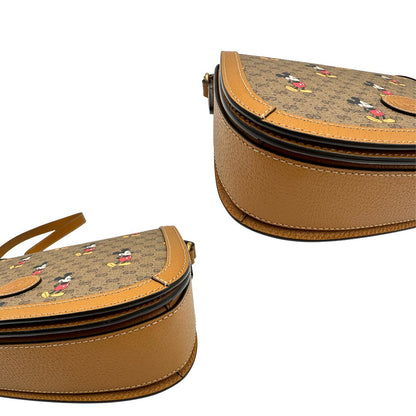 angoli Borsa Gucci  in canvas GG mini marrone con finiture in pelle tono su tono e parti metalliche dorate; stampa di topolino sul canvas, munita di una tracolla regolabile. Completa di dustbag, di lusso, eccellenti condizioni, usata. 