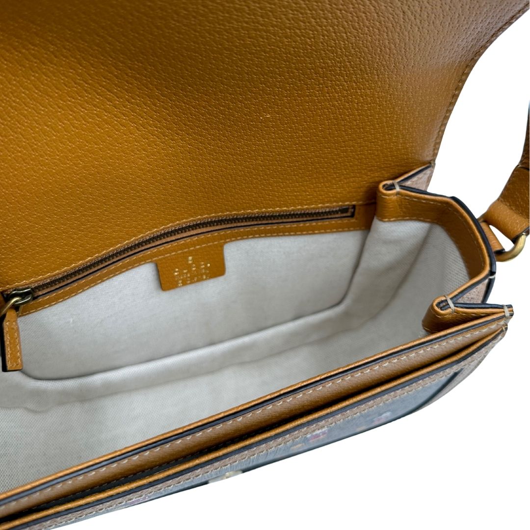 interno Borsa Gucci  in canvas GG mini marrone con finiture in pelle tono su tono e parti metalliche dorate; stampa di topolino sul canvas, munita di una tracolla regolabile. Completa di dustbag, di lusso, eccellenti condizioni, usata. 