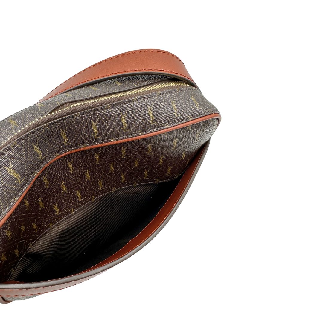 Tasca esterna di una Borsa Yve Saint Laurent in canvas marrone monogram con parti metalliche dorate e finiture in pelle color cognac; munita di una tracolla leggermente regolabile. Completa di dustbag. Originale, usata, di lusso, in condizioni eccellenti.