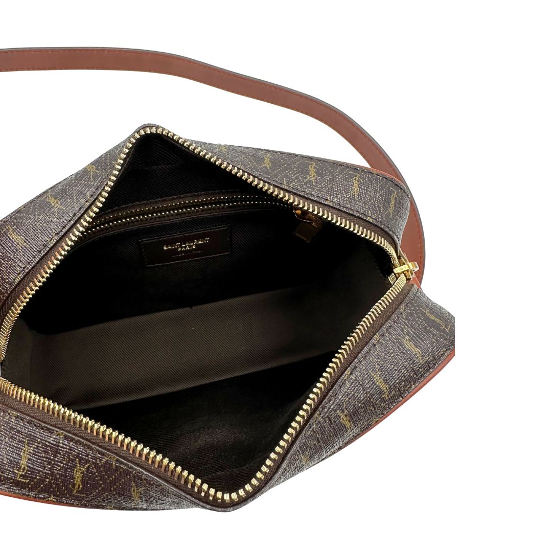 Interno di una Borsa Yve Saint Laurent in canvas marrone monogram con parti metalliche dorate e finiture in pelle color cognac; munita di una tracolla leggermente regolabile. Completa di dustbag. Originale, usata, di lusso, in condizioni eccellenti.