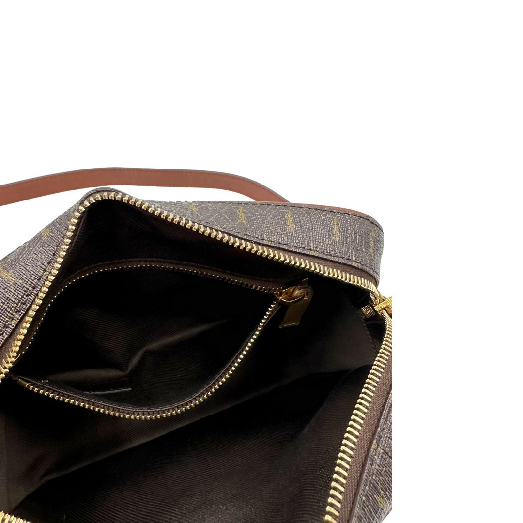 Interno di una Borsa Yve Saint Laurent in canvas marrone monogram con parti metalliche dorate e finiture in pelle color cognac; munita di una tracolla leggermente regolabile. Completa di dustbag. Originale, usata, di lusso, in condizioni eccellenti.