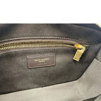 Interno di una Borsa Yve Saint Laurent in canvas marrone monogram con parti metalliche dorate e finiture in pelle color cognac; munita di una tracolla leggermente regolabile. Completa di dustbag. Originale, usata, di lusso, in condizioni eccellenti.