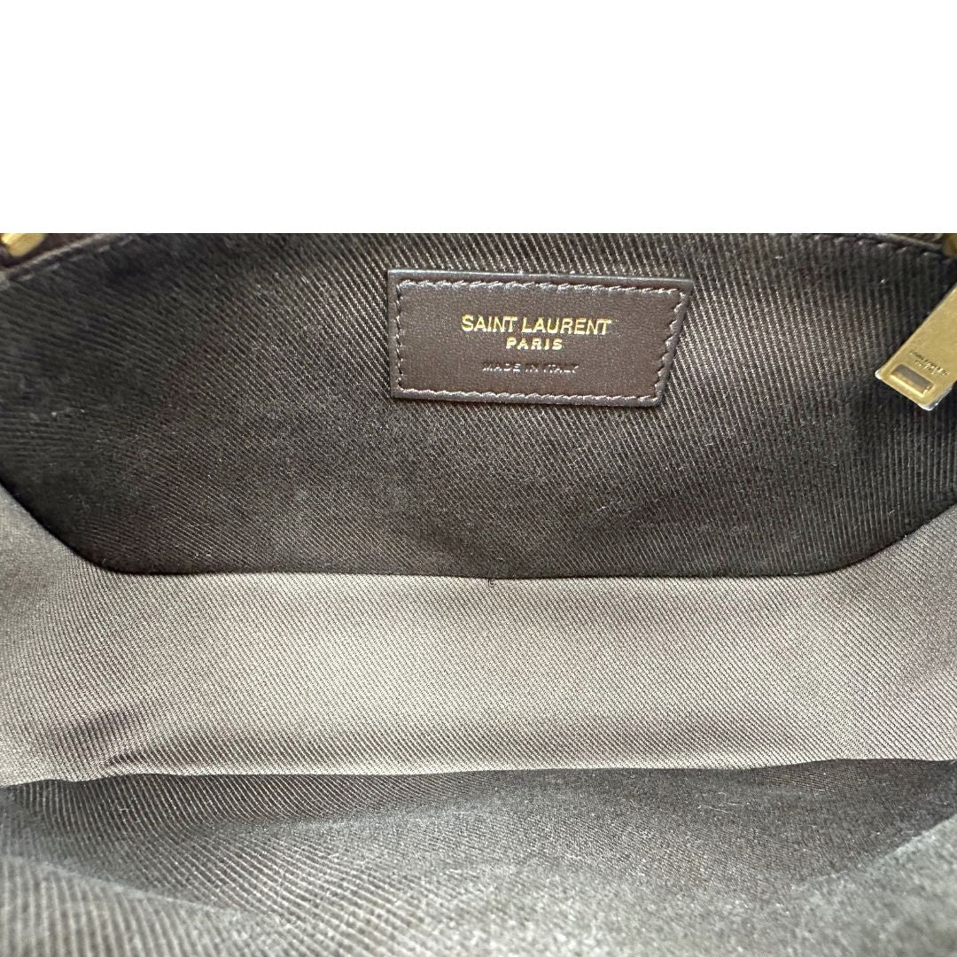 Interno di una Borsa Yve Saint Laurent in canvas marrone monogram con parti metalliche dorate e finiture in pelle color cognac; munita di una tracolla leggermente regolabile. Completa di dustbag. Originale, usata, di lusso, in condizioni eccellenti.