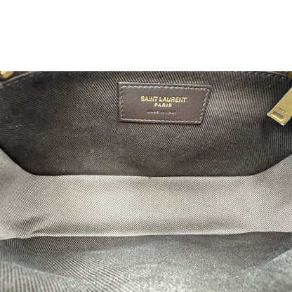 Interno di una Borsa Yve Saint Laurent in canvas marrone monogram con parti metalliche dorate e finiture in pelle color cognac; munita di una tracolla leggermente regolabile. Completa di dustbag. Originale, usata, di lusso, in condizioni eccellenti.