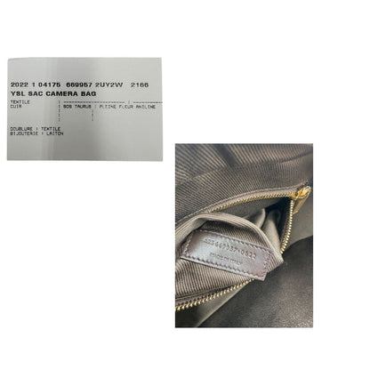 Codice di una Borsa Yve Saint Laurent in canvas marrone monogram con parti metalliche dorate e finiture in pelle color cognac; munita di una tracolla leggermente regolabile. Completa di dustbag. Originale, usata, di lusso, in condizioni eccellenti.