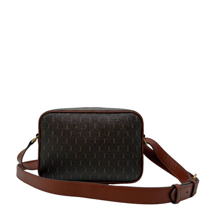 Retro di una Borsa Yve Saint Laurent in canvas marrone monogram con parti metalliche dorate e finiture in pelle color cognac; munita di una tracolla leggermente regolabile. Completa di dustbag. Originale, usata, di lusso, in condizioni eccellenti.