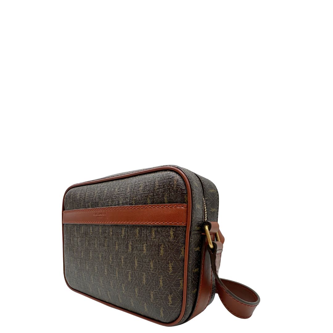 Lato sinistro di una Borsa Yve Saint Laurent in canvas marrone monogram con parti metalliche dorate e finiture in pelle color cognac; munita di una tracolla leggermente regolabile. Completa di dustbag. Originale, usata, di lusso, in condizioni eccellenti.