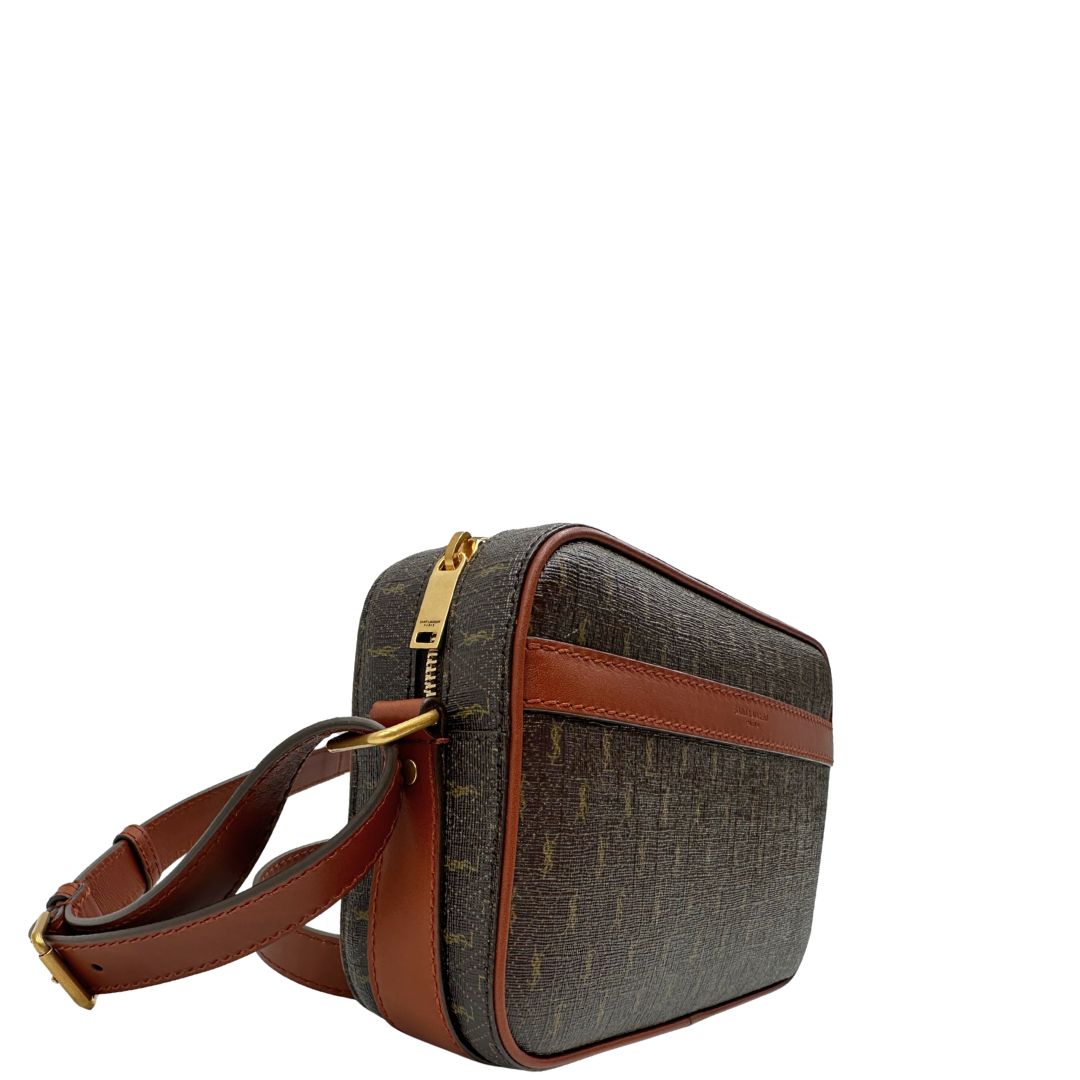 Lato destro di una Borsa Yve Saint Laurent in canvas marrone monogram con parti metalliche dorate e finiture in pelle color cognac; munita di una tracolla leggermente regolabile. Completa di dustbag. Originale, usata, di lusso, in condizioni eccellenti.