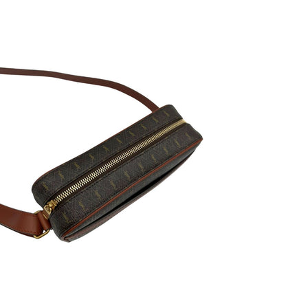 Chiusura di una Borsa Yve Saint Laurent in canvas marrone monogram con parti metalliche dorate e finiture in pelle color cognac; munita di una tracolla leggermente regolabile. Completa di dustbag. Originale, usata, di lusso, in condizioni eccellenti.